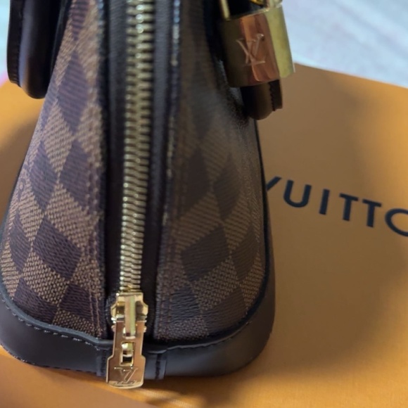 Loui Vuitton - Picture 2 of 3